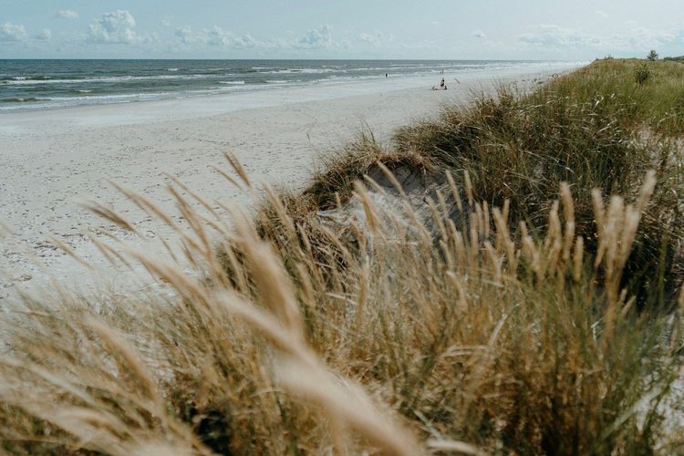 Sandstrand unter weitem Himmel